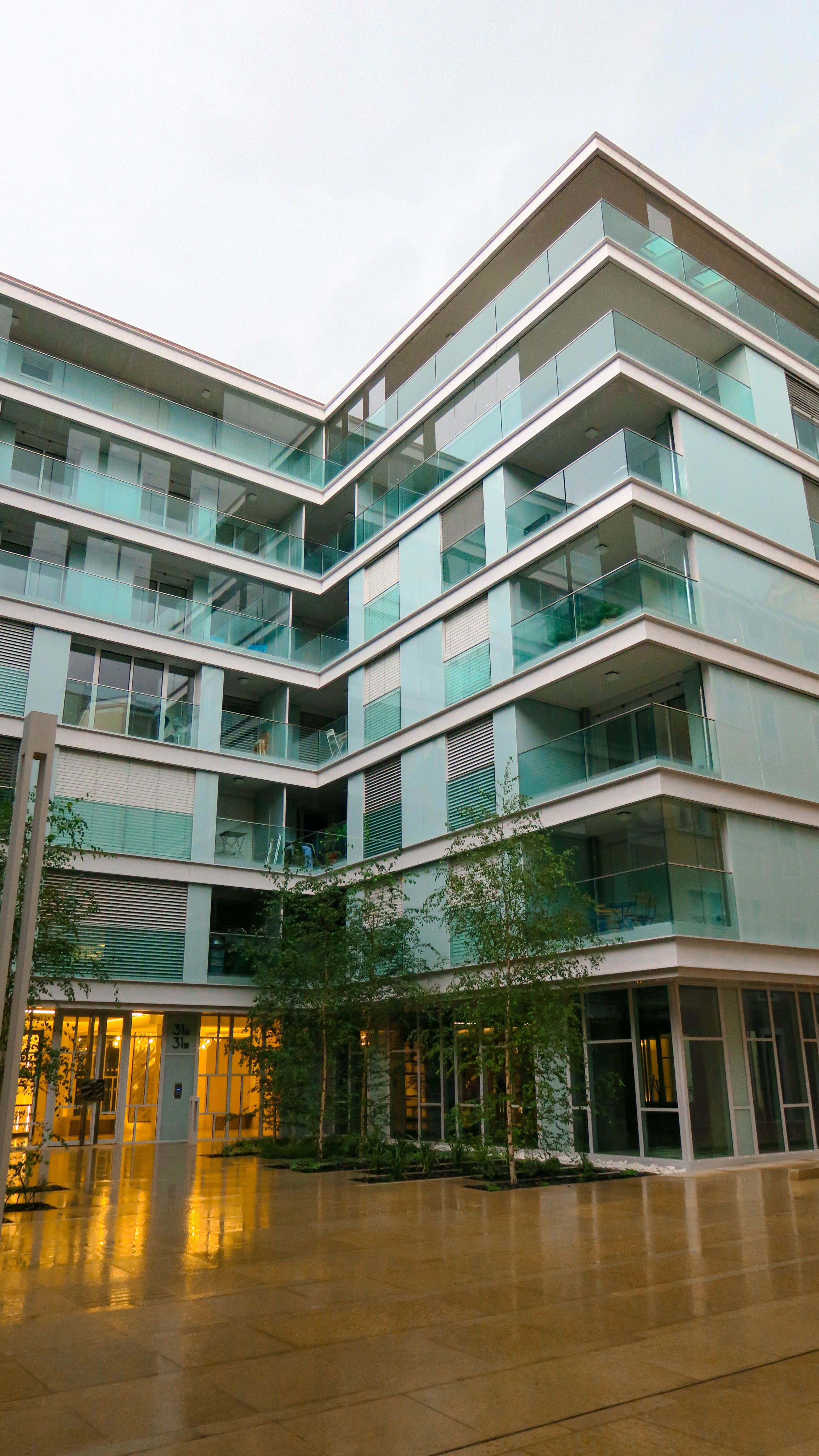 Architektonisches Symbolbild einer urbanen Wohnfassade